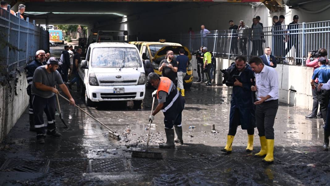 İstanbul'da sağanak hayatı felç etti! Araçlar sular altında kaldı 65